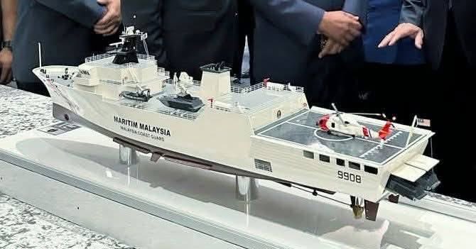 Injang_Nation's tweet photo. MPMS

-kapal induk
-99 meter 
-70 crew, 30 penumpang
-boleh beroperasi 30 hari tanpa henti
-ada 4 bot pemintas pantas (FIC)
-2 dron (UAV)
-helideck
-fasiliti perubatan dan tahanan
-untuk SAR dan cegah jenayah laut/penyeludupan

Tanpa hanky panky, kita boleh ja dpt benda best2 https://t.co/UDvr8PR6Aw