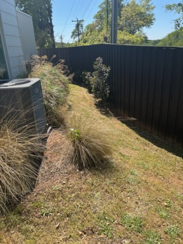 palmettolawn's tweet image. That overgrown strip along the fence line? We see it all the time. Spring growth gets out of control fast, especially in those hard-to-reach spots by the AC unit. Let us clean it up before it becomes a bigger headache! 

#LawnCare #SpringCleanup #GreenvilleSC #YardWork #Upsate...