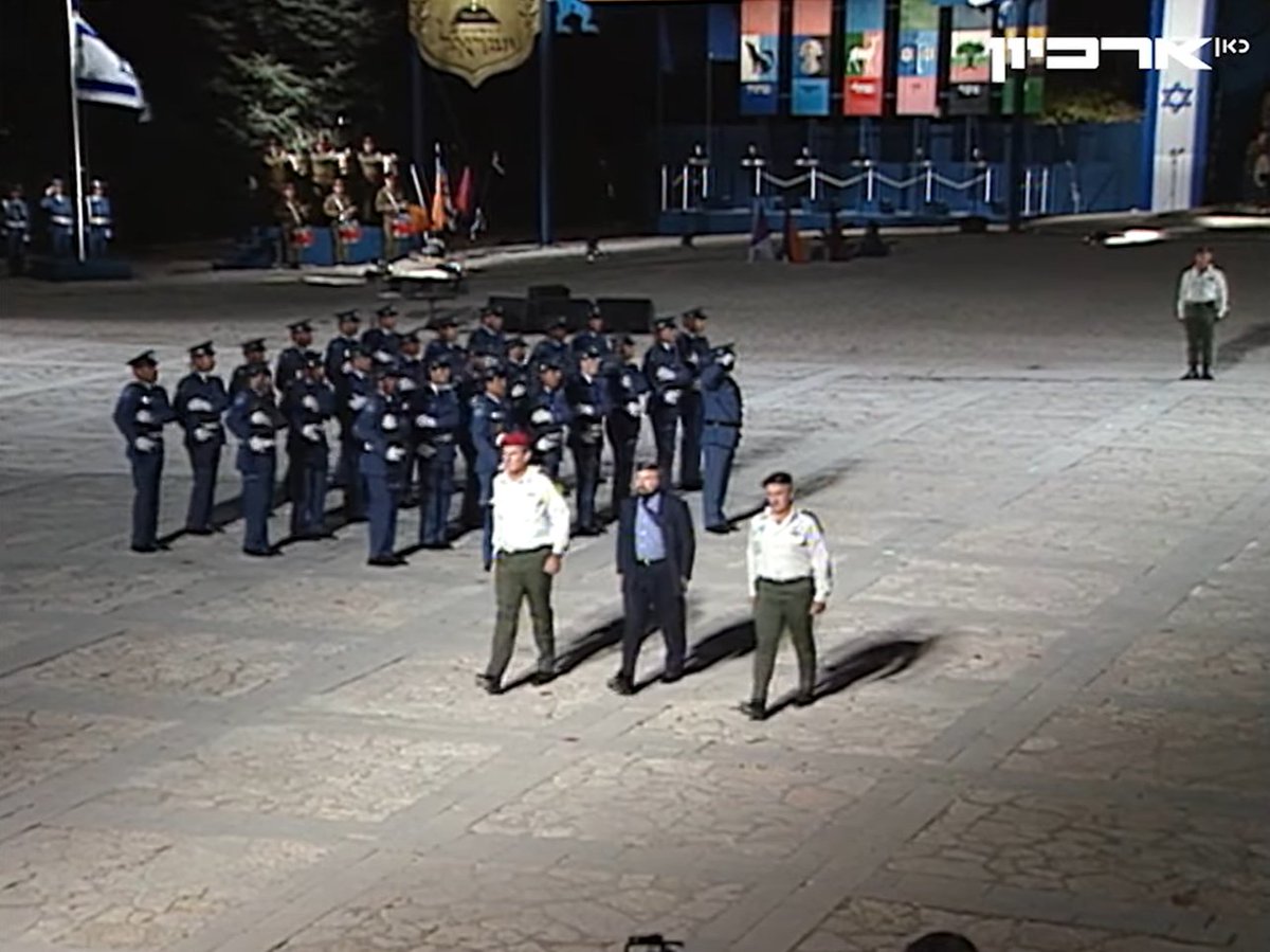 צפיתי בטקס הדלקת המשואות ה-45, 1993.
הפוליטיקאי היחיד שרואים הוא יו"ר הכנסת, שבח וייס.
בלי פולחן אישיות, טקס של העם