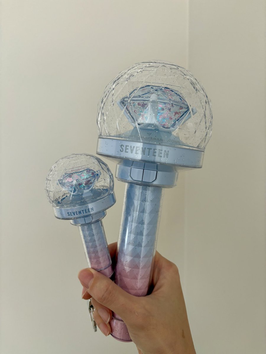 MusicallyDazed's tweet photo. RUN don’t walk, I randomly checked Weverse shop and found the SVT Ver. 3 10th Anniversary light stick IN STOCK and bought it! It is so beautiful 😭 I hope to use it at a concert one day… shipping was expensive to NZ but cheaper than buying from local Kpop shops! #caratlife https://t.co/iEwL79F7gm