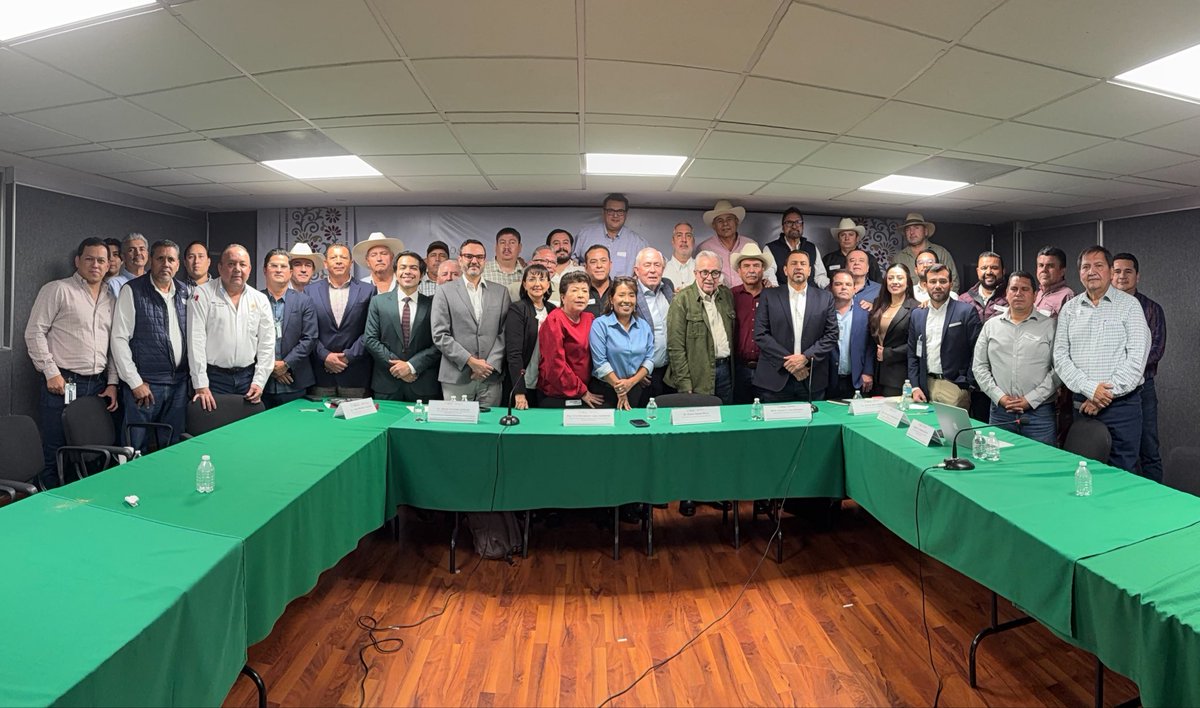 Agricultura_mex's tweet photo. Siguiendo la instrucción de la Presidenta @Claudiashein, y con base en el diálogo y el consenso, autoridades del @GobiernoMX, del Gobierno de @sinaloagobmx y representantes de productoras y productores hemos logrado un acuerdo histórico que permitirá que la comercialización del maíz en la entidad alcance un ingreso de $6,000 por tonelada considerando las condiciones del mercado al día de hoy, en beneficio de más de 25 mil productores y productoras de la entidad.

Seguimos trabajando unidos para fortalecer la Soberanía Alimentaria de México 🇲🇽