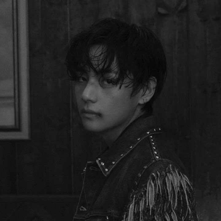 #taekook mini — ride (with) me.

th siempre se ha sentido atraído por su compañero de clase: un alfa serio, rudo y que lo único que sabe de él es que anda con un casco de moto bajo su brazo

nunca esperó que el chico fuese realmente un omega, ni que le pidiese compañía en su celo