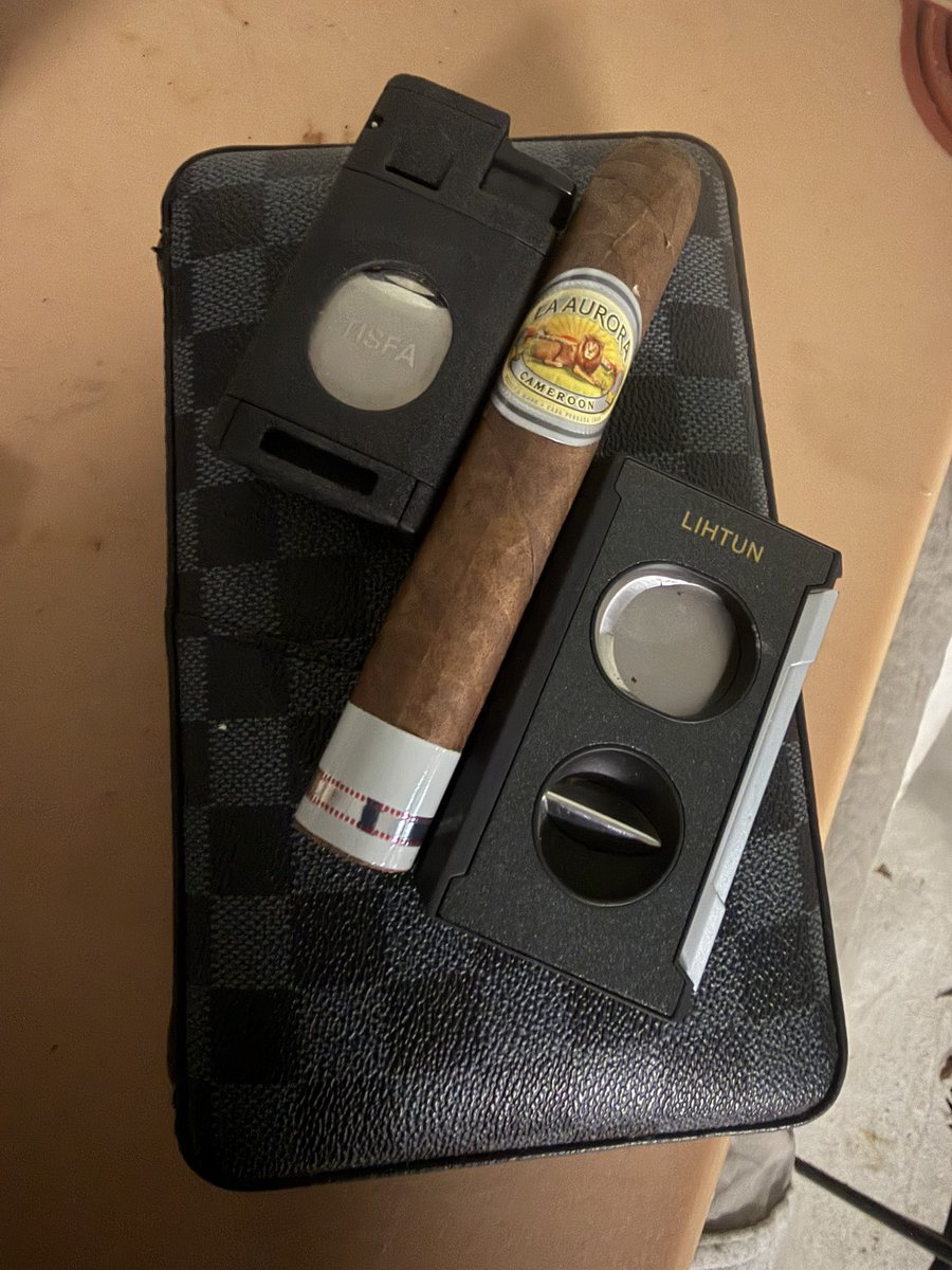 D_To_Tha_J's tweet photo. A little Cameroon action tonight. Having the La Aurora Cameroon. @LaAuroraCigarUS @xifeicigartools #LaAuroraCigars #LaAuroraCameroon #Xifei #XifeiCigarTools #LihtunCigarTools #BOTL #SOTL #PSSITA #CigarLifestyle #CigarCulture #CigarSociety #CigarOfTheDay #SmokeClassy #CigarOfToday https://t.co/xGFjPJy9Eb