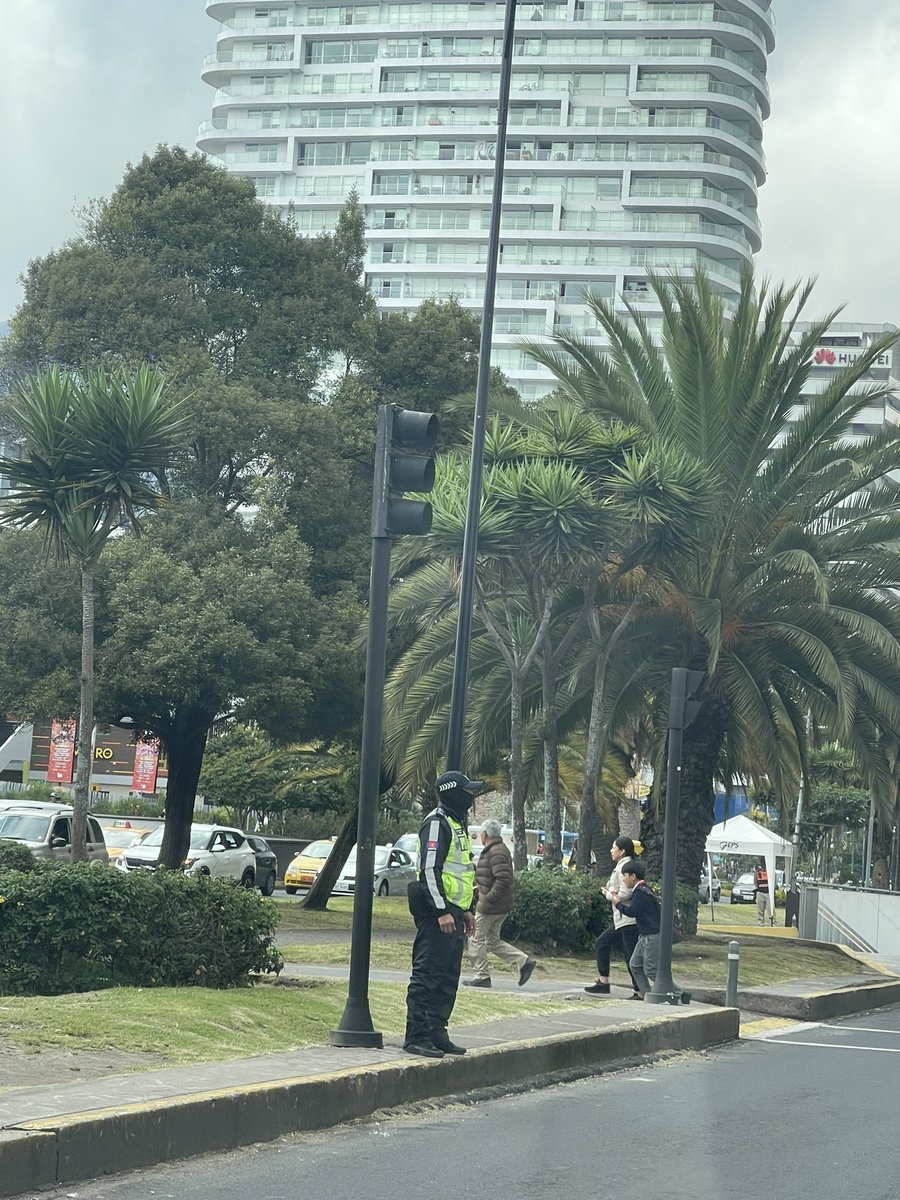 Este agente de tránsito muy cómodo y contento mientras decenas de buses y automóviles parqueados en la zona de no parquear en NNUU desde Shyris hasta Av. Amazonas 
<a href="/AMT_Quito/">AMTQuito</a>