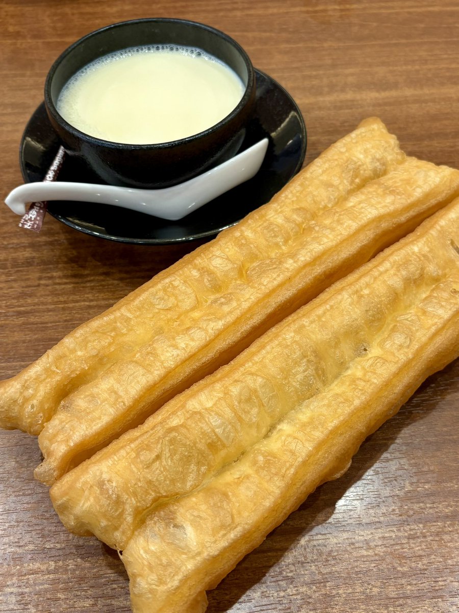 ropross's tweet photo. 朝食は中華街の「香港飲茶 皇朝茶樓」へ

海鮮海老粥（980円）と黒豚シウマイ（300円）、油條と豆乳のセット（680円）をいただきました

海鮮海老粥は海老だけでなくホタテ・アサリ・イカ・カニと海鮮がたっぷり！

油條も美味しいし、リーズナブルで満足の朝食でした https://t.co/SibzWIGwZO