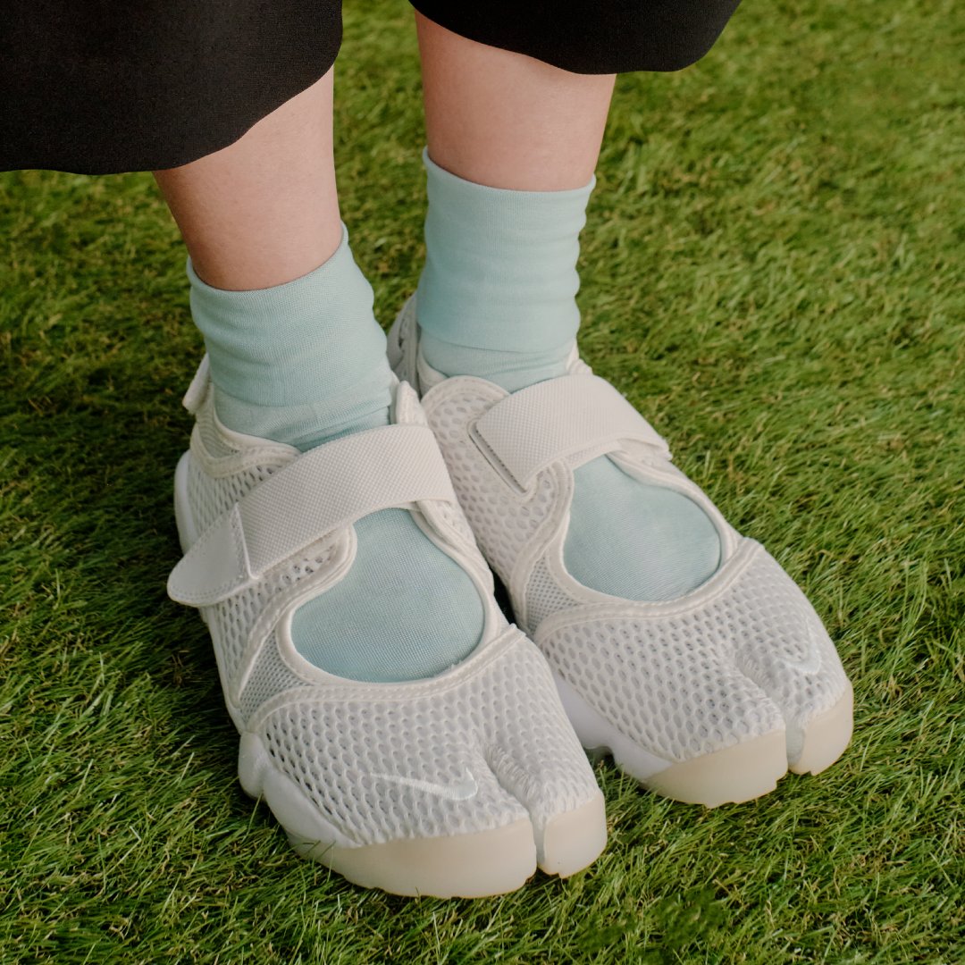 ABCMART_INFO's tweet image. つま先で魅せる、夏の定番。

シンプルなTシャツ×デニムに
モードなスタイリングに、NIKE AIR RIFTで足元に軽さを添えて。

abc-mart.net/shop/e/e100068…

#nike #木村カエラ #airrift #エアリフト #abcmart