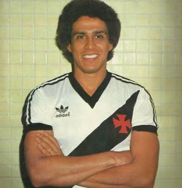 Roberto Dinamite é considerado pela IFFHS o quinto maior goleador do futebol mundial em campeonatos nacionais de primeira divisão, com 470 gols em 758 jogos. 

MONSTRUOSO! 💥