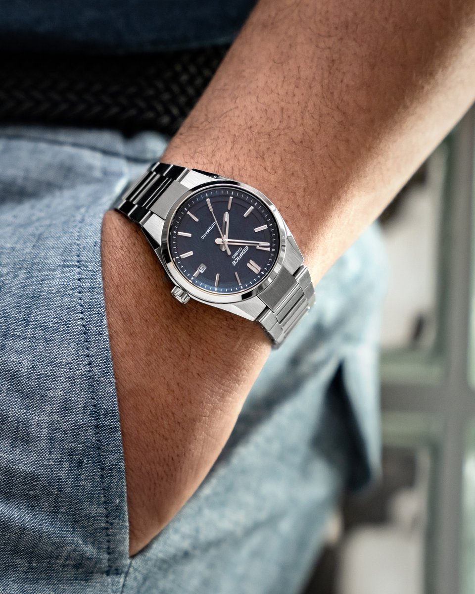 CasioEdificeJP's tweet image. 🔵袖口に自然と収まる38mm。薄く、軽く、心地いい。磨き込まれた質感と、上品に走るスポーティブルー。走る日常に似合う機械式EDIFICE。
casio.com/jp/watches/edi…
■EDIFICE EFK-110D-2AJF
¥49,500（税込）

#EDIFICE #CASIO #カシオ #automatic @CASIOJapan