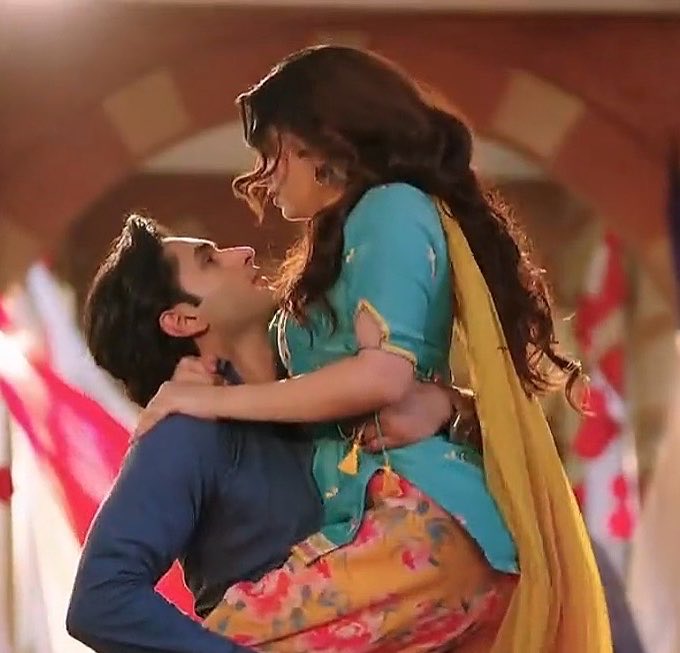 tizafeels's tweet photo. THE WAY HE OPENED HER HAIR &amp; PICKED HER UP 
I JUST GOT BUTTERFLIES BRO ❤️‍🔥😛🛐
#tujulietjattdi #HeeWab https://t.co/dV005skSIK