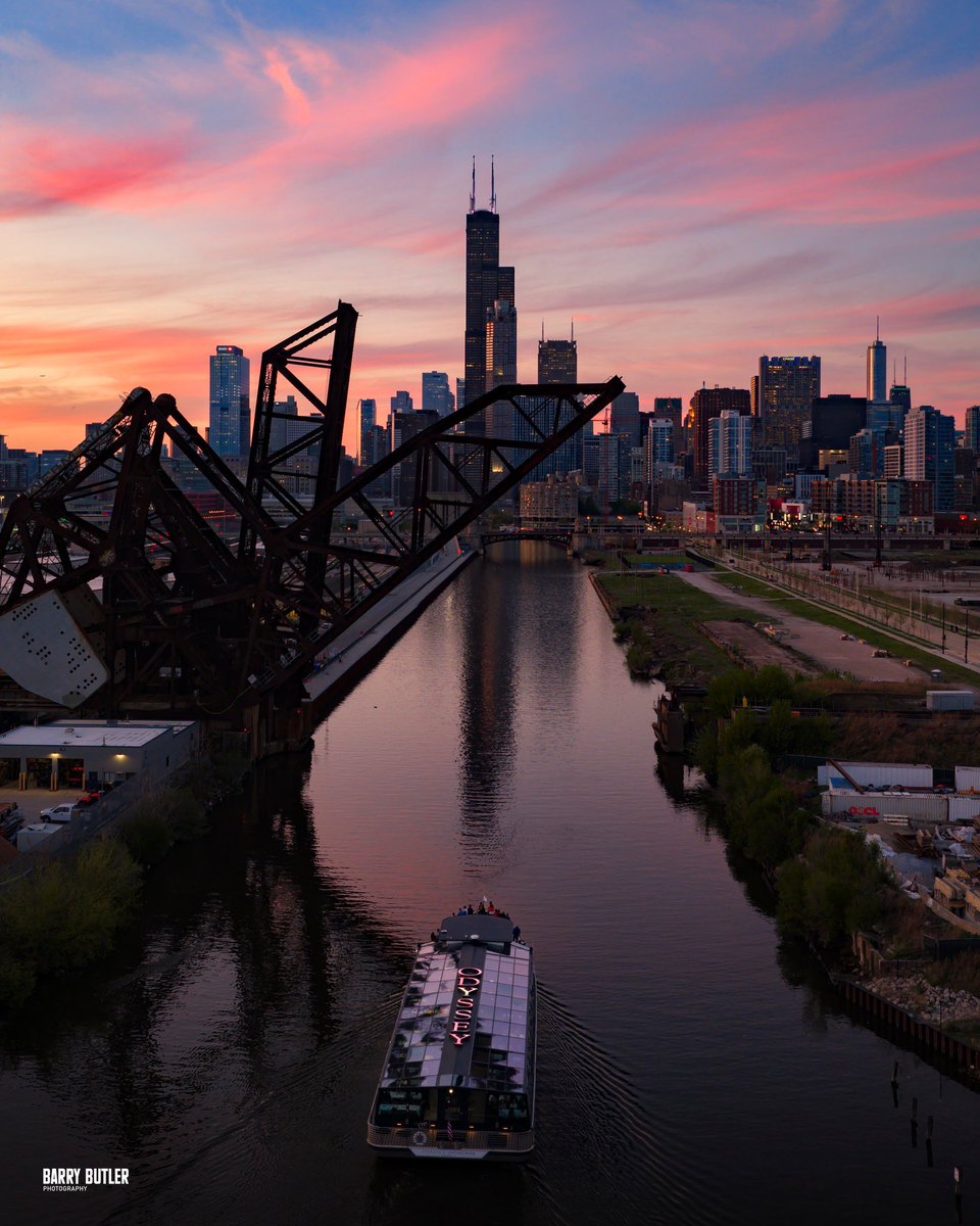 barrybutler9's tweet image. South Loop Sunset. This evening on the Chicago River.  #weather #chicago #ilwx #news