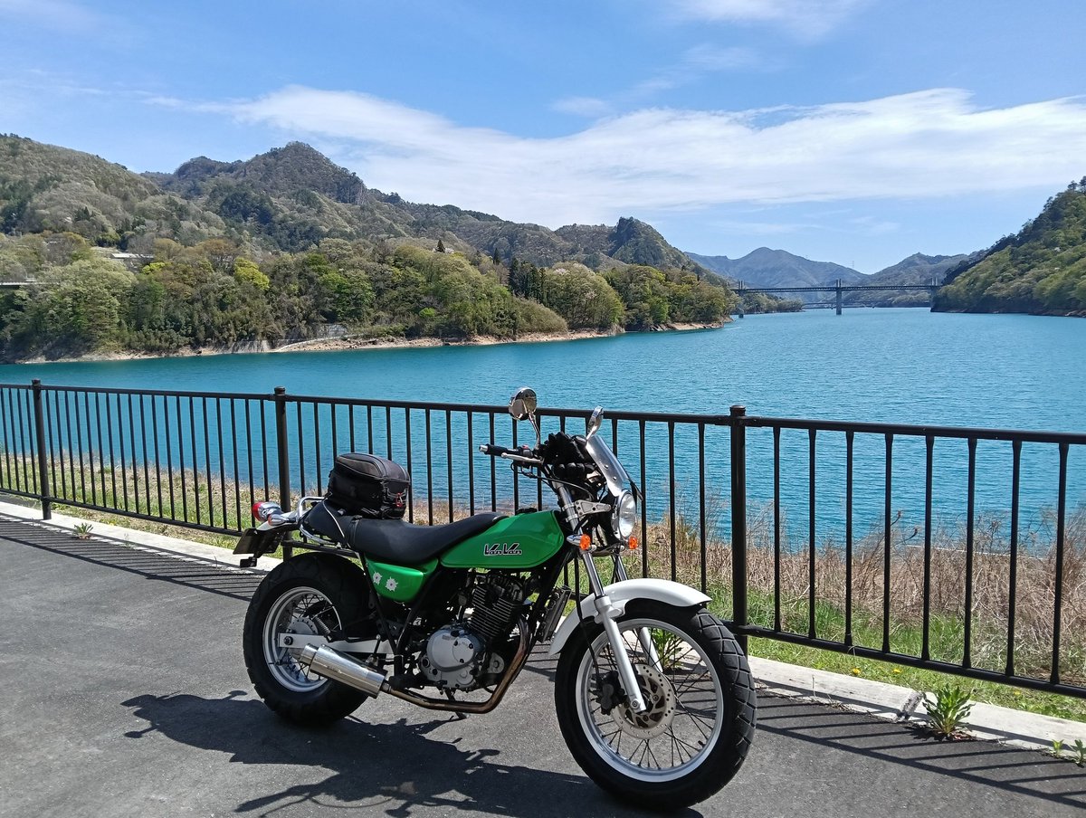 bbblueeee's tweet photo. 今日の八ッ場はとても青かった😊
パノラマライン沿い桜が満開です
#vanvan200 https://t.co/Z1UDvsEJ6x