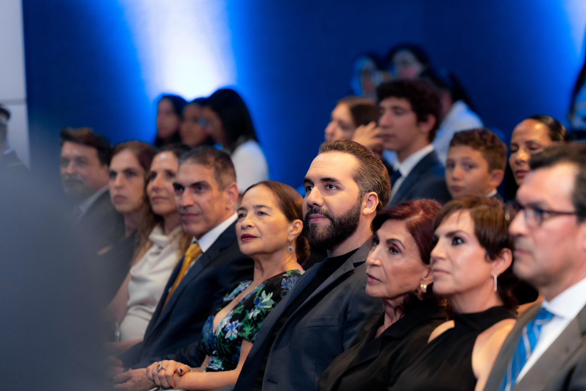 El Presidente <a href="/nayibbukele/">Nayib Bukele</a> participa esta noche en un homenaje póstumo al Dr. Víctor Saca, fundador de Grupo VIJOSA, referente del desarrollo industrial y farmacéutico en la región, y con un firme compromiso por el desarrollo económico y social de El Salvador. 🇸🇻
