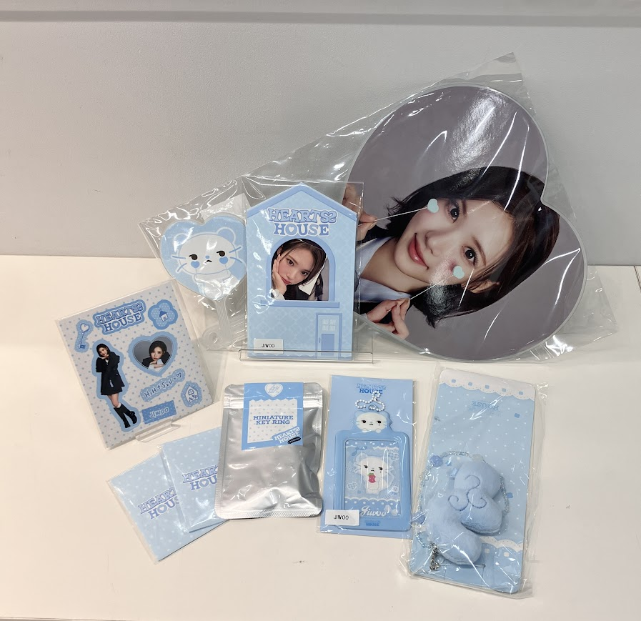 animateISO's tweet image. #Hearts2Hearts FANMEETING [#Hearts2HOUSE]  絶賛販売中໒꒱♪✧⁺  

※ハートイメージピケット＿YE-ON 
諸般の事情により入荷はございません

[#FOCUS]  MDも入荷しておりますので、#S2U さんはぜひチェックしてみてください♡

#하츠투하츠 #H2H #WITHMUU