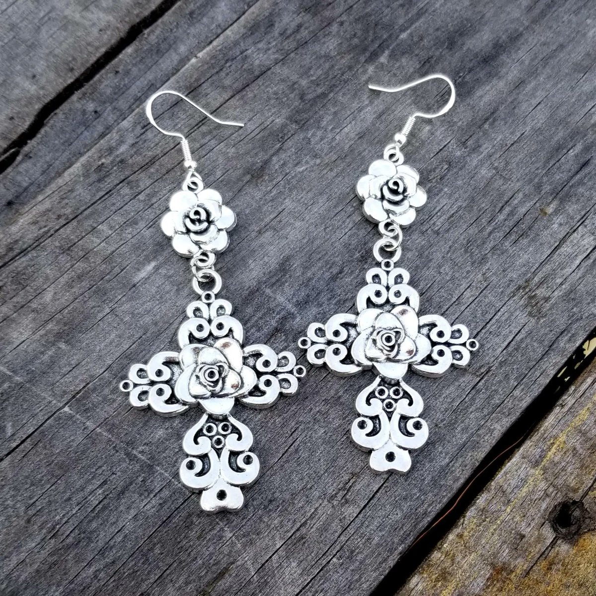 TrendingNowGift's tweet image. Large Silver Floral Cross Dangle Earrings #jewelry #earrings #cross #crossjewelry #crossearrings #religious #goth #gothic #handmadejewelry #handmadeearrings #giftforher #mothersday #mothersdaygifts #fashion 

 etsy.me/3PlYLxt via @Etsy
