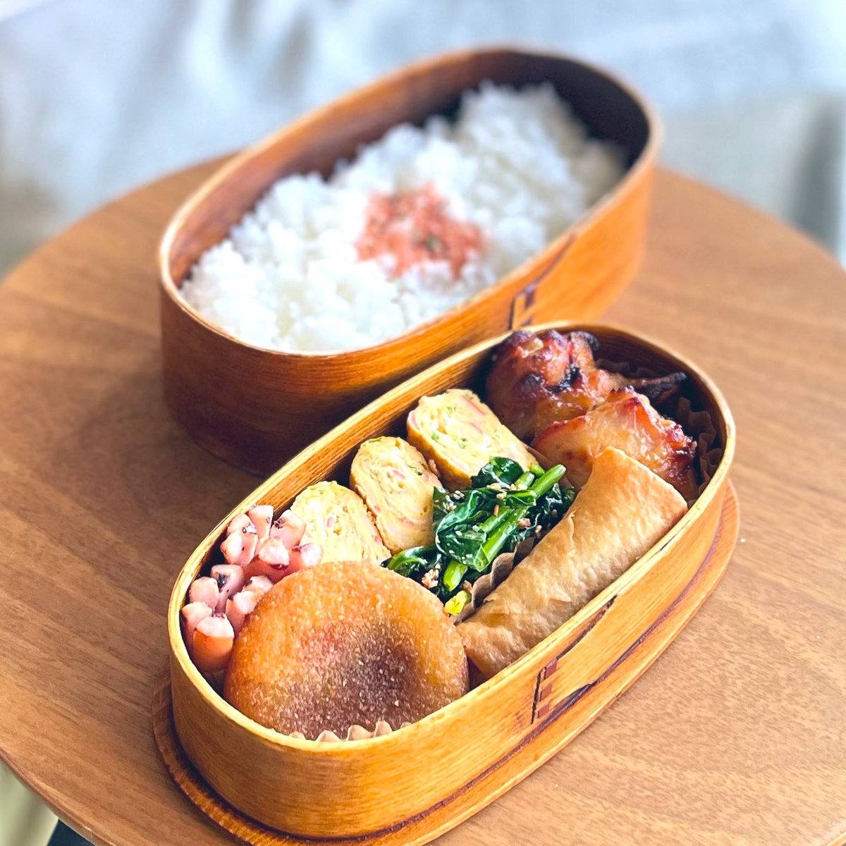 marumaruben's tweet photo. 20260422⭐︎お弁当380日目

鶏肉の最強焼き
玉子焼き
春巻
ほうれん草のごま和え
ソーセージ
カレー餅

楽器が増えてきた息子部屋
スタンドやらネットやらを駆使して模様替えしたけどさ
ギターにベース、アンプにエフェクターって…ここはスタジオ?

#高校生弁当 #息子弁当 #お弁当記録 #わっぱ https://t.co/qWDUmA8YpW