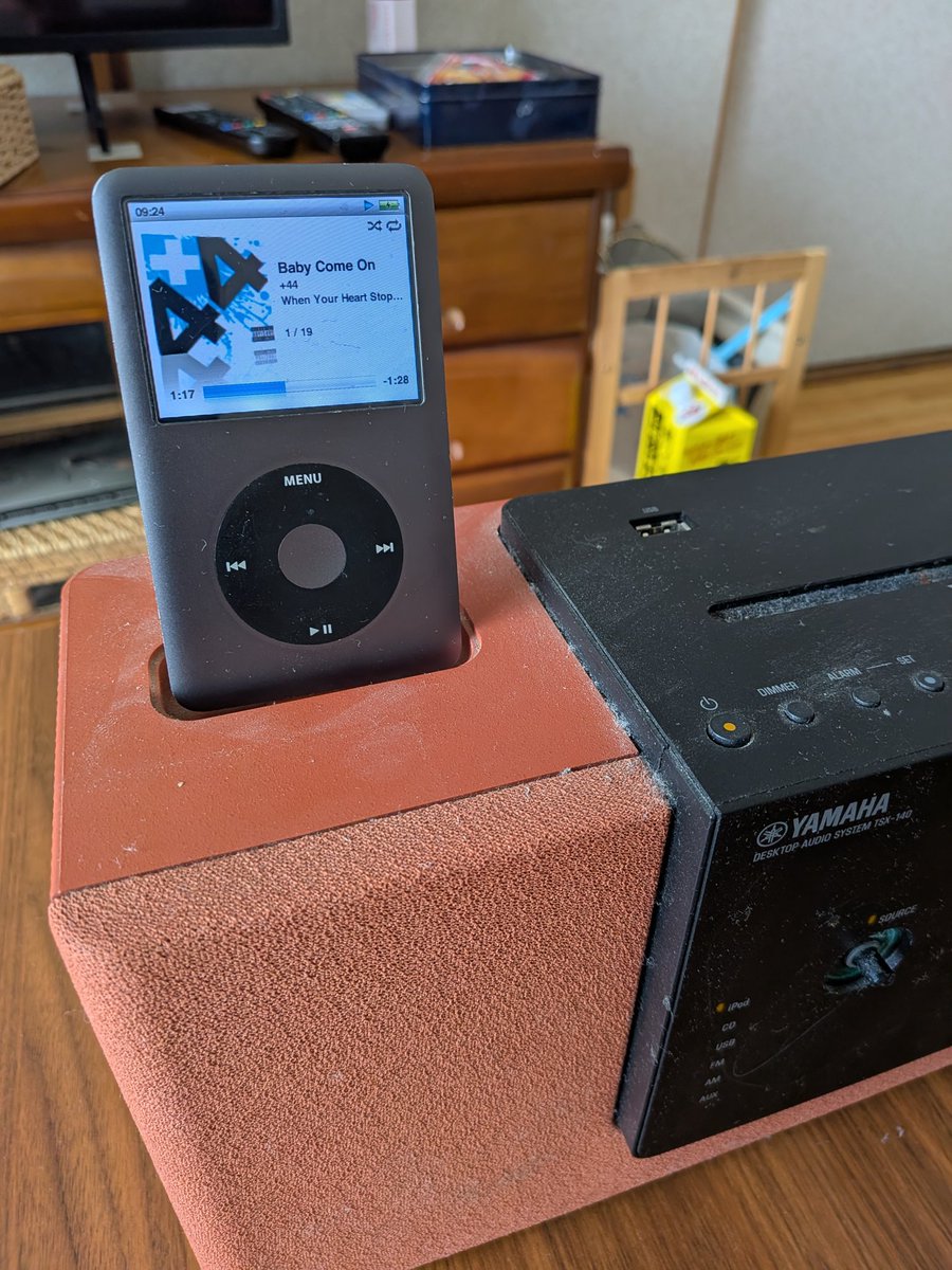 古いiPod、古いヤマハスピーカー。そして知ってる人は少なめの洋楽