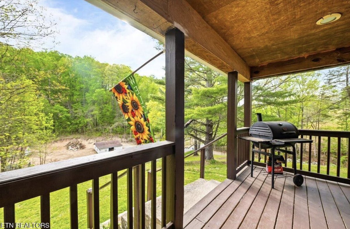 CountryLife717's tweet image. $229,900. c.1952 #Tennessee #cabin on 1.5 #acres. countrylifedreams.com/c-1952-tenness…