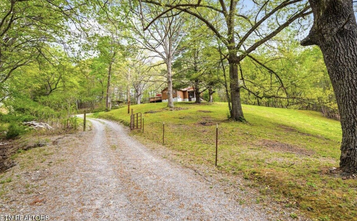 CountryLife717's tweet image. $229,900. c.1952 #Tennessee #cabin on 1.5 #acres. countrylifedreams.com/c-1952-tenness…