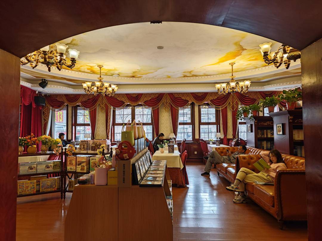 iLiaoning's tweet image. Nestled in Heping District, #Shenyang, #Liaoning Province, Goethe #Bookstore offers a retreat from the hustle and bustle of the city, a place for an undisturbed rendezvous with oneself. For many, it has become a cherished spiritual sanctuary.