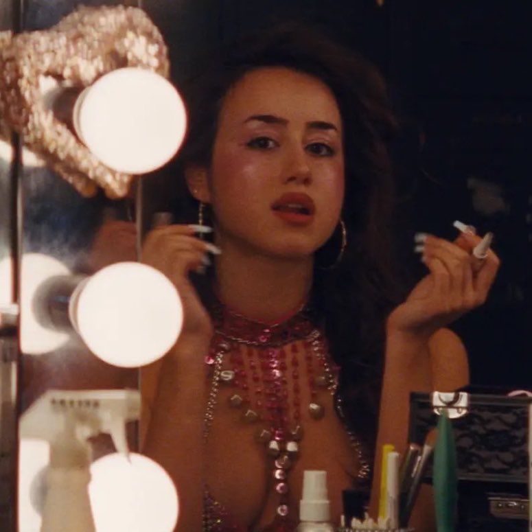 𝐳𝐨𝐞 tweet media