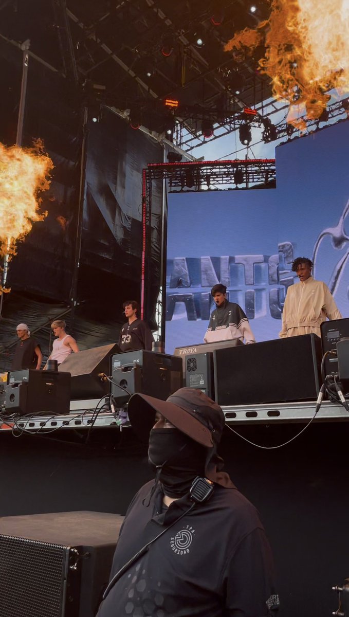 mai | dual tweet media