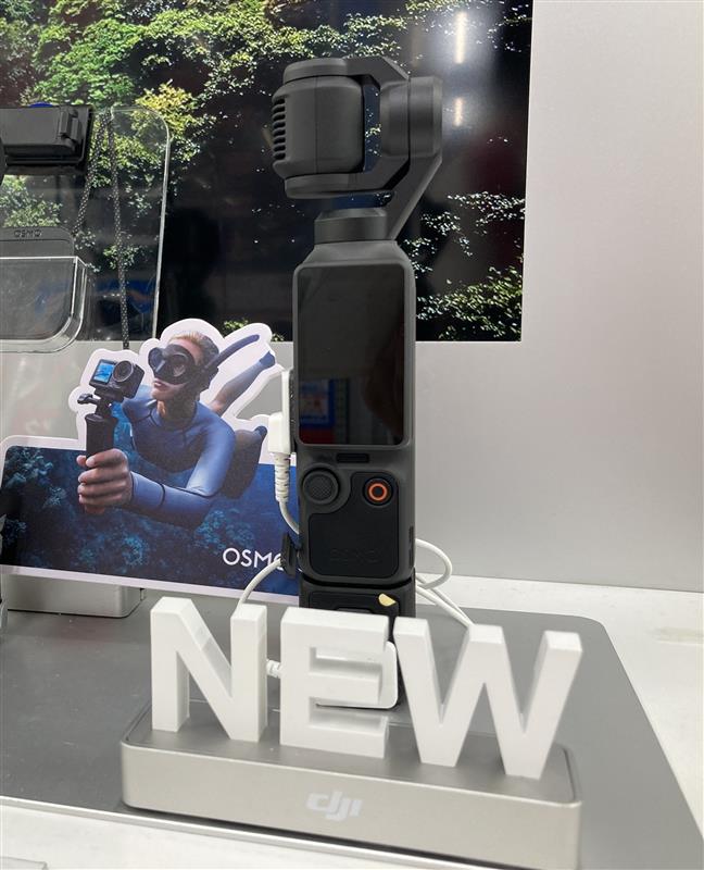 bic_nagoya's tweet image. DJIから大人気のOSMO POCKETシリーズ最新作
OSMO POCKET 4がついに発売！✨

待望の107GB内蔵メモリーや、画素数、ズーム倍率の向上などパワーアップ！
✨展示機も用意しています！✨
ご来店お待ちしております！
#駅西カメラ　#DJI