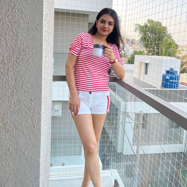 PreetiSharmaDel's tweet image. ☕️ Tea isn’t just a drink, it’s a feeling
it awakens tired mornings, gathers scattered thoughts,
and in every sip, holds a quiet promise of comfort. 🌿

With friends, it makes moments memorable; alone, it becomes your truest companion.

#प्रीति_वाणी ✍🏻#Tea #Chai #MorningVibes