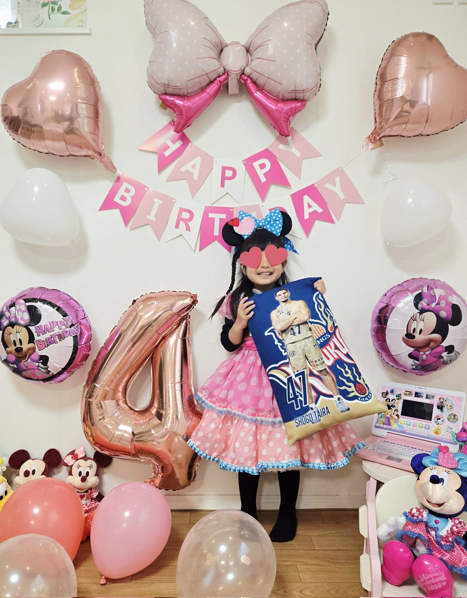 cli_one's tweet photo. 本日娘が4歳になりましたーーー🎂🎉
今朝起きて来た娘が飾り付けを見て🎀🎈
大喜びしてくれました🥰
深夜飾り付け頑張って良かった！
ママの手作り衣装でノリノリ撮影会📸
何歳まで一緒にお誕生日を祝えるのか…
考えると不安になりますが1日でも長く
娘を見守っていきたいです😊
#一番良い笑顔 https://t.co/oyBS01QwJ4