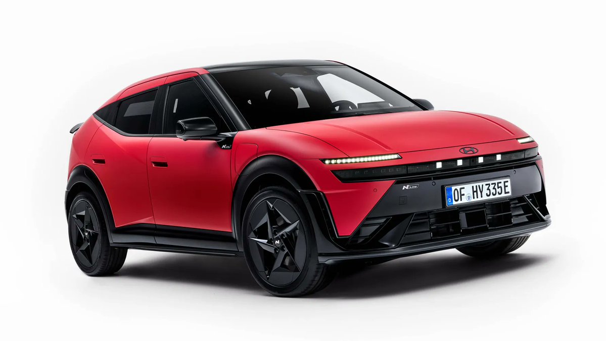 Bitautohk's tweet image. 【現代面向歐洲發表IONIQ3🚗 续航496公里】
現代汽車近日面向歐洲市場正式發表全新電動車型IONIQ 3。該車基於現代E-GMP模組化平台打造，採用400V架構，定位為緊湊型掀背電動車，兼具設計感與實用性。

bitauto.hk/zh/news/200310…
#現代 #hyundai #IONIQ #IONIQ3