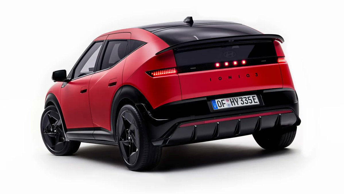 Bitautohk's tweet image. 【現代面向歐洲發表IONIQ3🚗 续航496公里】
現代汽車近日面向歐洲市場正式發表全新電動車型IONIQ 3。該車基於現代E-GMP模組化平台打造，採用400V架構，定位為緊湊型掀背電動車，兼具設計感與實用性。

bitauto.hk/zh/news/200310…
#現代 #hyundai #IONIQ #IONIQ3