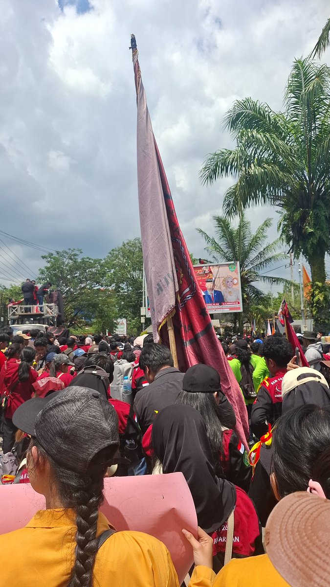 000_gabut86641's tweet photo. @tanyakanrl Inii hasilll kemarinn guysss. Ada mahasiswa yang jadi korbannya aparat lagi, mereka ditarik ke dalam pas di DPRD. Pres bem fh unmul kepala nya luka gara-gara ditendang aparat di DPRD. Kawat duri di pasang ngelilingin kantor gubernur. https://t.co/0aCdugWfX6