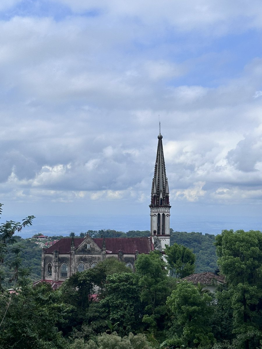 DamonZumbroegel's tweet photo. Cuetzalan, Mexico - A Magic World on a Hill
Mexico has this too, who knew?  Windy little roads through misty mountains, cobblestone streets, and a Cathedral in the Sky.  Sat in the square on worn stone steps and ate tacos, hot corn, and flan.  Watched the kids play and sing, and the adults simply hang out on a nice evening.  This is real life….this is Mexico.
