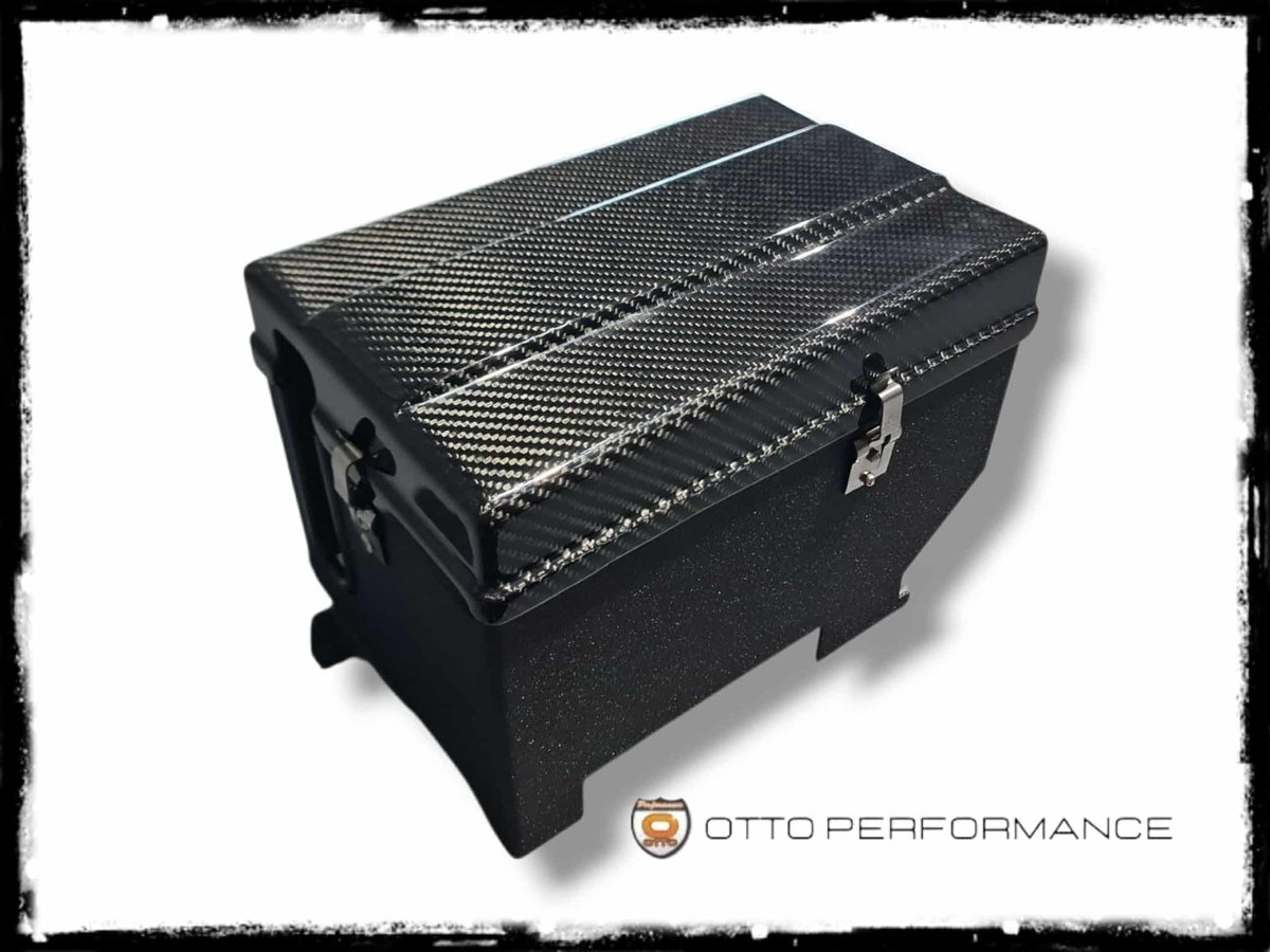 OTTOPerformance's tweet photo. FIBRA DE CARBONO 

KIT DE CAJA DE BATERIA MQB

Caja y tapa de fibra de carbono para batería

PARA: AUDI S3 8V

AUDI TT/TTS MK3

LEON CUPRA MK3/3.5

JETTA GLI MK7

GOLF GTI MK7/7.5/R

Más información en https://t.co/8FlOskLhag https://t.co/85jNq8BhmR