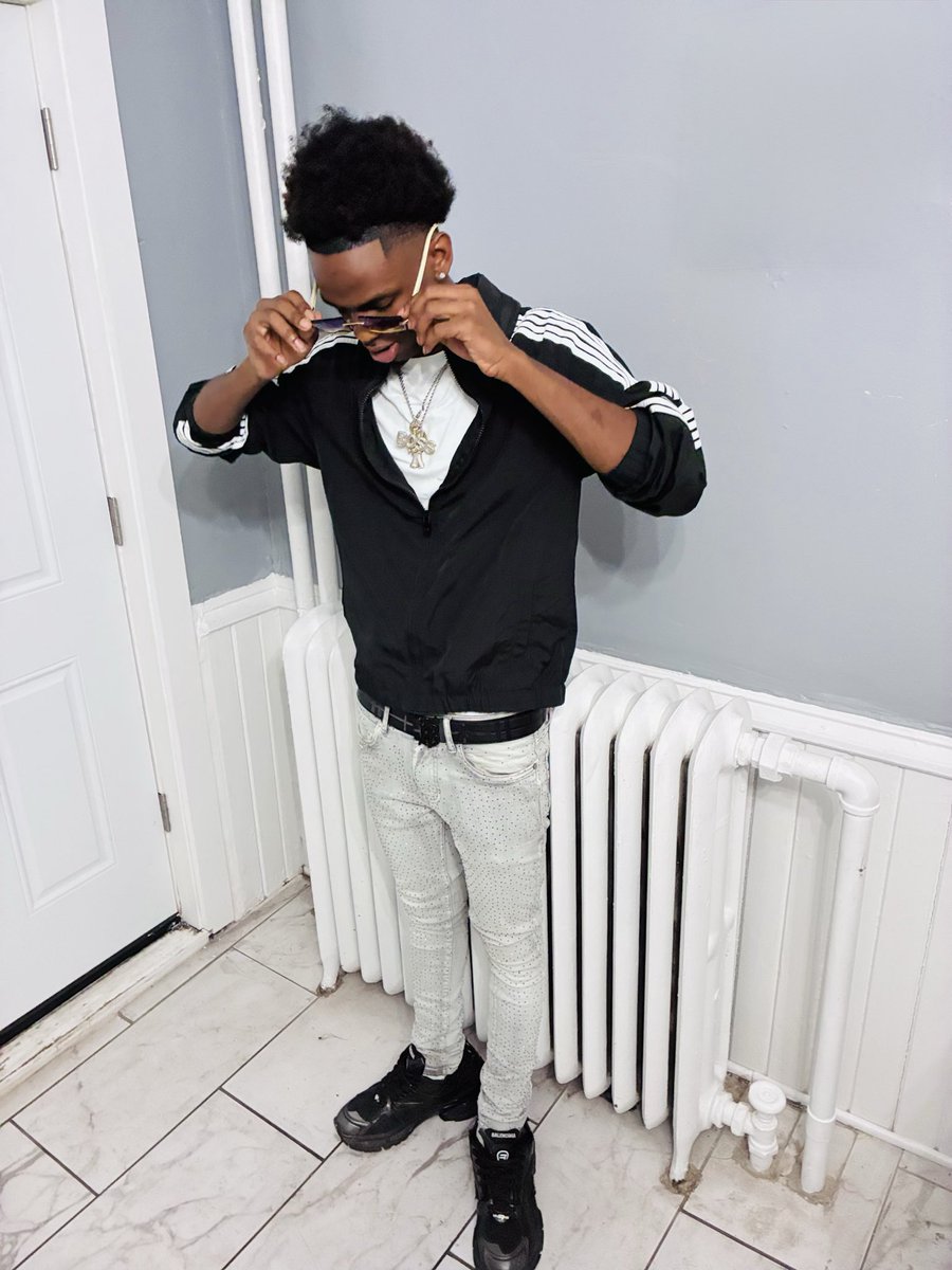 Tay_cbfw414's tweet image. Dressed like it’s my birthday on a regular day👟💰🎒#mke #viral #milwaukee #fyp