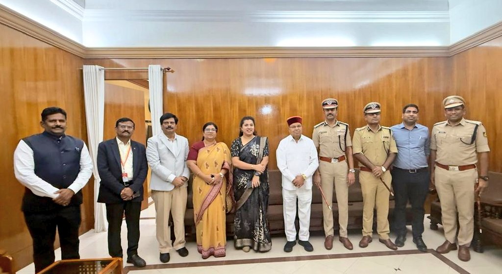 DCKalaburagi's tweet image. ಕಾರ್ಯಕ್ರಮದ ನಿಮಿತ್ಯ ಕಲಬುರಗಿ ಜಿಲ್ಲೆಗೆ ಆಗಮಿಸಿದ ಕರ್ನಾಟಕದ ಪ್ರಸ್ತುತ ಗೌರವಾನ್ವಿತ ರಾಜ್ಯಪಾಲರು ಶ್ರೀ ಥಾವರ್ ಚಂದ್ ಗೆಹ್ಲೋಟ್ ಅವರನ್ನು ಜಿಲ್ಲೆಗೆ ಗೌರವಪೂರ್ವಕವಾಗಿ ಬರಮಾಡಿಕೊಳ್ಳಲಾಯಿತು. ಜಿಲ್ಲೆಯ ಹಿರಿಯ ಅಧಿಕಾರಿಗಳು ಉಪಸ್ಥಿತರಿದ್ದರು.
@Kalaburgivarthe 
@TCGEHLOT 
#Kalaburagi