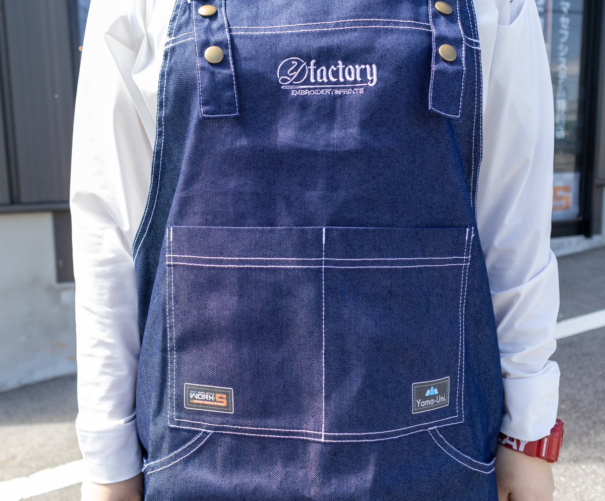 YamaUni_PR's tweet photo. Y-factory事業部のユニフォームが新しくなりました！

デニム×刺繍×ワッペン×プリント。
「Y-factory」をぎゅっと詰め込んだ一着です！

デザインから加工まで自社仕上げ。
こんな加工もお任せください◎

#ユニフォーム #デニム #刺繍 #ワッペン #プリント https://t.co/KamUGfvBY5