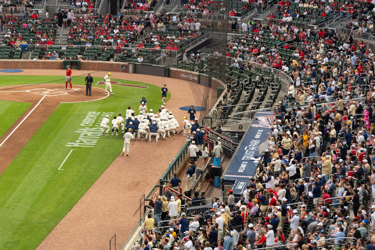 GTAthletics's tweet photo. You showed up 🤝 @GTBaseball showed out

#StingEm 🐝 https://t.co/KqteA0LZBL