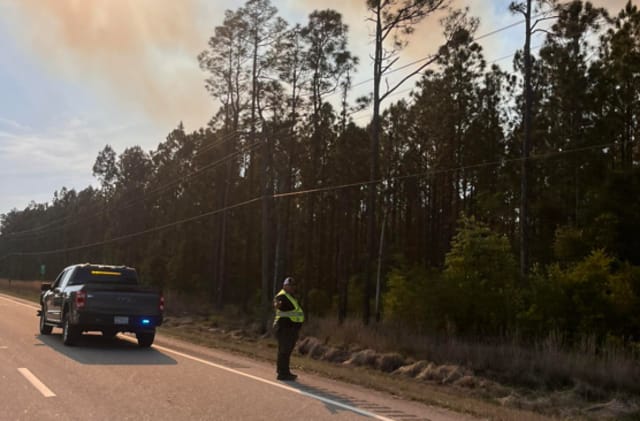 movielover93582's tweet image. Schools closed, mandatory evacuations issued amid 1,500-acre wildfire in Brantley County
As of Tuesday afternoon, the Brantley County Highway 82 Fire was 1,500 acres and 0% contained.
#Wildfire #Georgia
