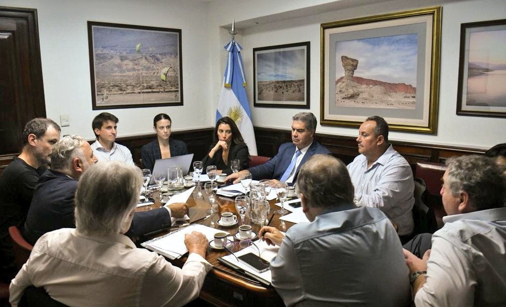 FlopezPrensa's tweet photo. La sdora @Florelop se reunió con miembros d @IPAPYMES para avanzar en una propuesta legislativa q proteja a las PyMEs frente a la crisis económica.
Si bien se planteó la modificación de la Ley de Concursos y Quiebras; las partes coincidieron en trabajar en un proyecto + amplio
🔽 https://t.co/vFyIDTGYqv
