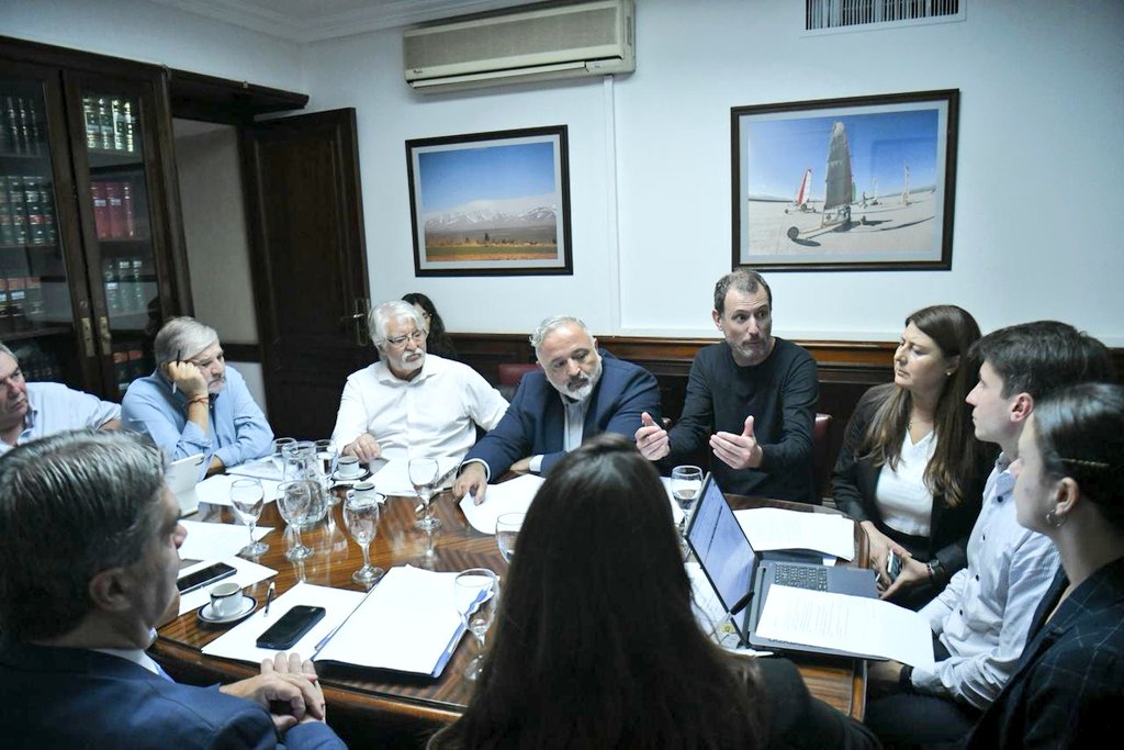 FlopezPrensa's tweet photo. La sdora @Florelop se reunió con miembros d @IPAPYMES para avanzar en una propuesta legislativa q proteja a las PyMEs frente a la crisis económica.
Si bien se planteó la modificación de la Ley de Concursos y Quiebras; las partes coincidieron en trabajar en un proyecto + amplio
🔽 https://t.co/vFyIDTGYqv