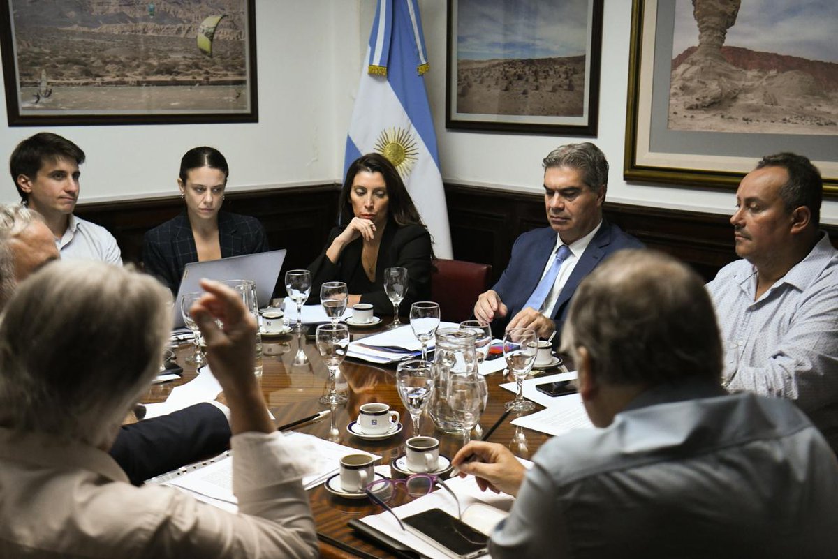 FlopezPrensa's tweet photo. 📄 Una norma que extienda plazos, suspenda ejecuciones, frene quiebras y sume herramientas para sostener a las PyMEs
🗣 El objetivo es proteger la producción y el trabajo con una ley integral q dé aire a las empresas en crisis, señaló López

@Florelop 
@jmcapitanich 
@sergiounac https://t.co/ALqlfWXy7T