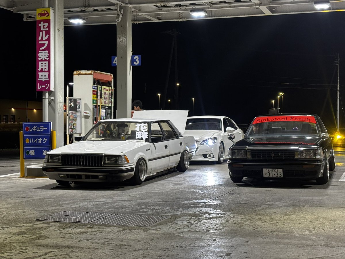 PureGold50's tweet photo. クラウンなのにこの人トランクから給油してません（？） https://t.co/wxDy85olN2