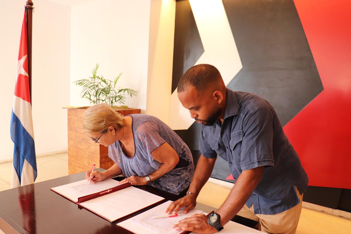 Con patriotismo y convicción los trabajadores de <a href="/Minjus_Cuba/">Ministerio de Justicia de la República de Cuba</a> firmamos por la patria. #MiFirmaPorLaPatria <a href="/DiazCanelB/">Miguel Díaz-Canel Bermúdez</a> <a href="/MMarreroCruz/">Manuel Marrero Cruz</a> <a href="/DrRobertoMOjeda/">Dr. Roberto Morales Ojeda</a> <a href="/Colina_CTCuba/">Miguel Colina</a>