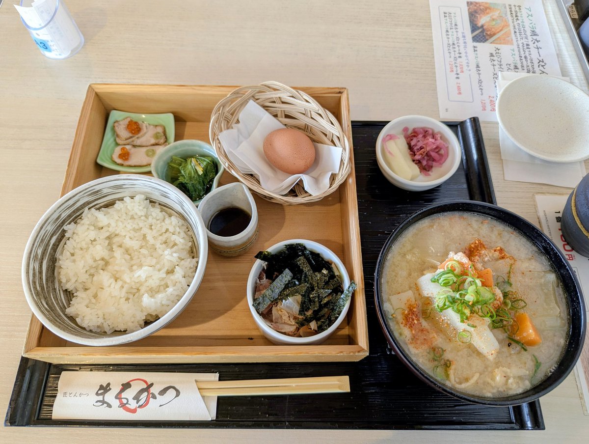 gon_w's tweet photo. まるかつ天理店で限定の朝の豚汁定食¥880。
軽く済ますつもりが欲をかいて豚汁を大に変更。前回の失敗から何も学ばないアホです腹パンパン。だけど美味しい。 https://t.co/EpCTZoaPhl