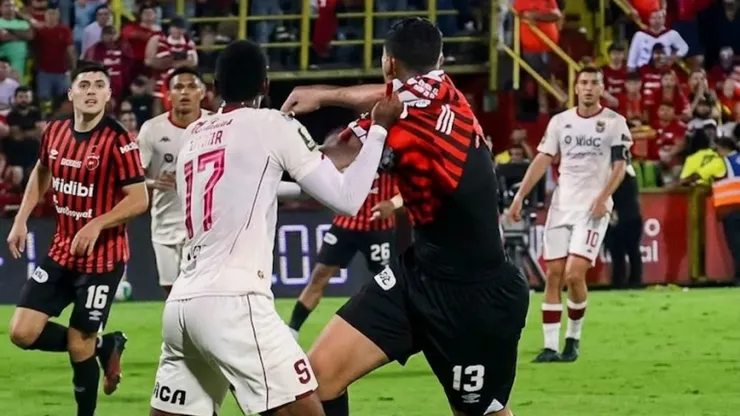 #ALDATO: En TODA la historia del VAR (10/09/24 a 20/04/26) hay 20 ERRORES del ÁRBITRO que la tecnología NO CORRIGIÓ y también se equivocó 💥

🗣️El club, y CON DIFERENCIA, MÁS AFECTADO es Alajuelense. 7 jugadas (35%) a favor que no le pitaron. NINGÚN OTRO CLUB tiene más de 3 🤯