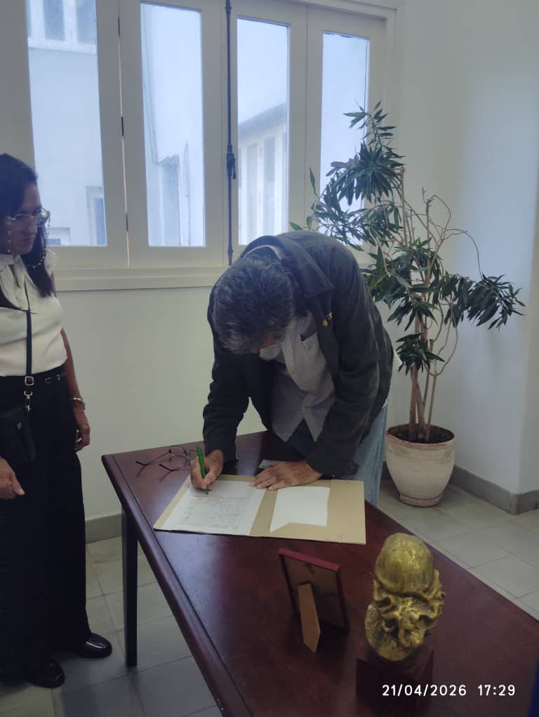 Hoy firmamos los trabajadores d la <a href="/CasAmericas/">Casa de las Américas</a> nuestro compromiso c/la Patria ante imágenes d Fidel, el Che y Haydee. Tuvimos el honor d q firmaran c/nosotros el poeta <a href="/AlpidioAlonsoG/">Alpidio Alonso Grau</a>,  la periodista <a href="/GraRCruz/">Graciela Ramírez</a> y la socióloga <a href="/paula_klachko/">Paula Klachko</a>. #CubaVencerá 

#MiFirmaPorLaPatria