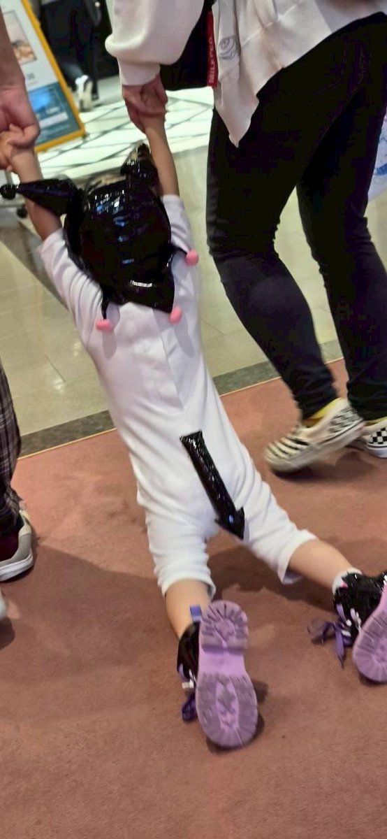 連行されるクロミちゃん😅
パパとママと両手をつないで歩くのが大好きな秀兎くんなのですが、ほとんどちゃんと歩いてくれません💧
パパとママは大変だけど、こうやっておててを繋いで歩けるのは何歳まで続けてくれるのかなーと思ってしまいます。
#テアトルアカデミー
#キッズモデル