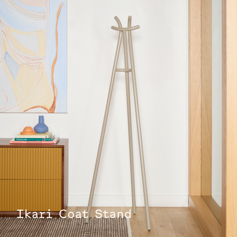 TheConranShopJP's tweet photo. プロダクトデザイナー柳澤星良氏による「IKARI COAT STAND」

漁港で見慣れた碇のフォルムを着想源に、ザ・コンランショップらしいカラーでポップに仕上げました。
コートやバッグを掛けるだけで、空間に軽やかなリズムと遊び心を添えます。

▼詳しくはこちら
https://t.co/DnreZQr9BA https://t.co/8fnmMh1MVs