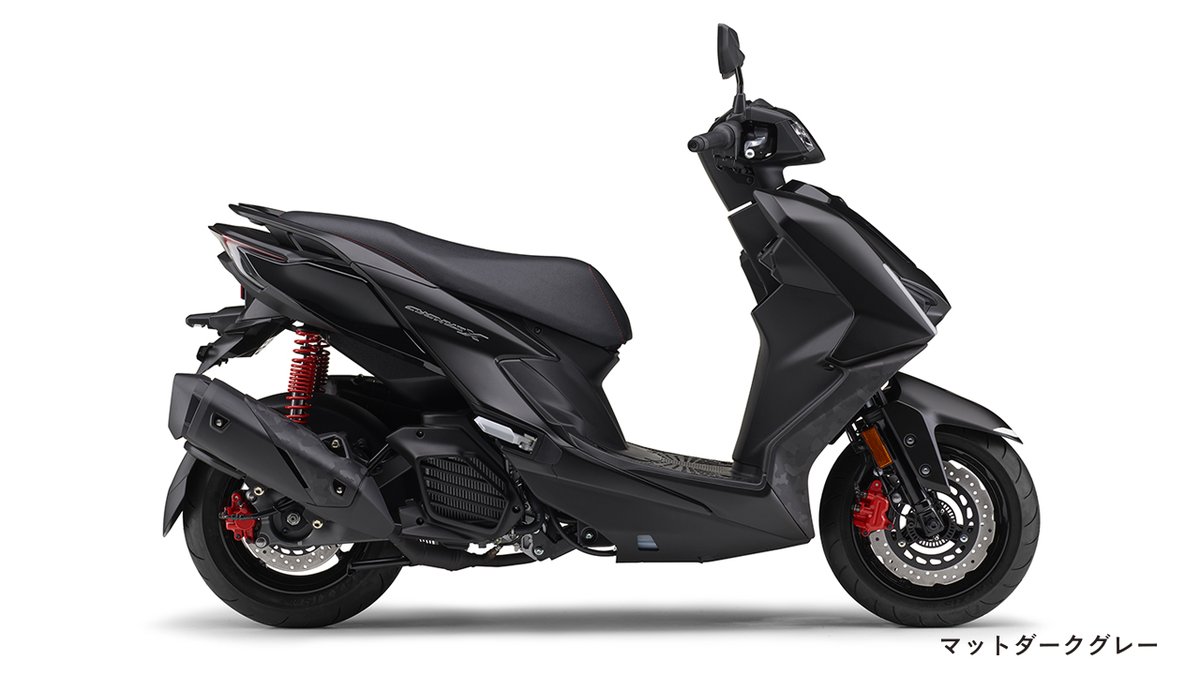 yamaha_bike's tweet photo. 【ニュースリリース】
スタイル一新＆トラコン採用
走りを洗練させた新型「CYGNUS X（シグナス エックス）」
2026年5月22日発売

「スポーティ × 実用性 × 都会的なスタイル」を高次元で融合したモデルへと熟成

【主な特徴】
◎コンパクト＆スポーティな外観
　新開発小型ヘッドランプ採用、スリムなデザイン
◎進化した走行性能
　新フレーム、トラコン、大径ブレーキディスク採用など
◎コミューターとしての実用性と利便性
　約28Lのシート下収納、急速充電対応のUSB Type-Cソケット、推定航続距離表示機能付4.6インチLCDメーターなど

【メーカー希望小売価格】389,400 円（税込）