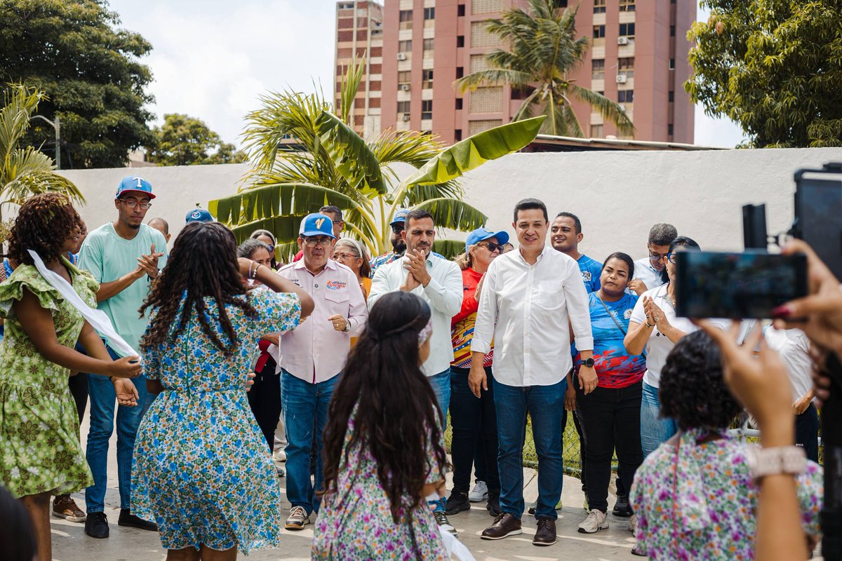 WillianGil's tweet photo. En el marco de una asamblea con las madres cocineras entregamos dotación para fortalecer las cocinas de más de 30 instituciones educativas en el estado La Guaira. Esta dotación contempla neveras exhibidoras, congeladores, plancha y utensilios. https://t.co/hW1yj7UZnZ